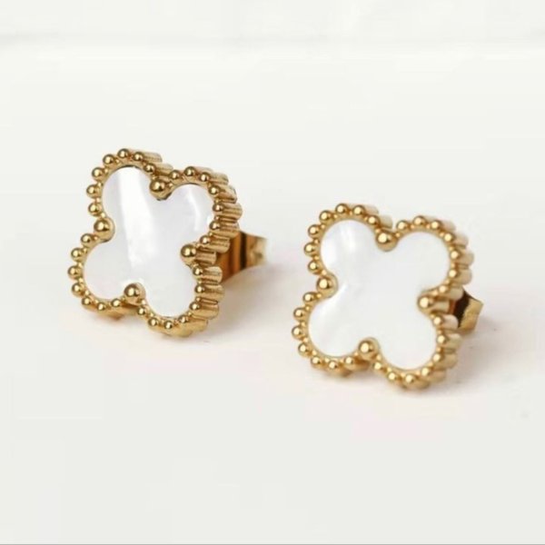 Clover stud earrings
